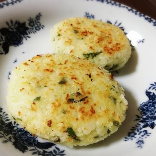 食欲そそる♪バジルのライスコロッケ焼き